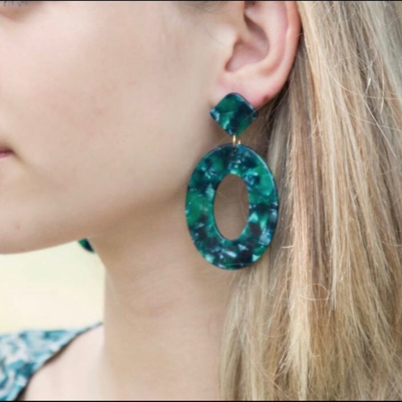 Tortoise Shell Resin Earrings - Picture 2 of 4